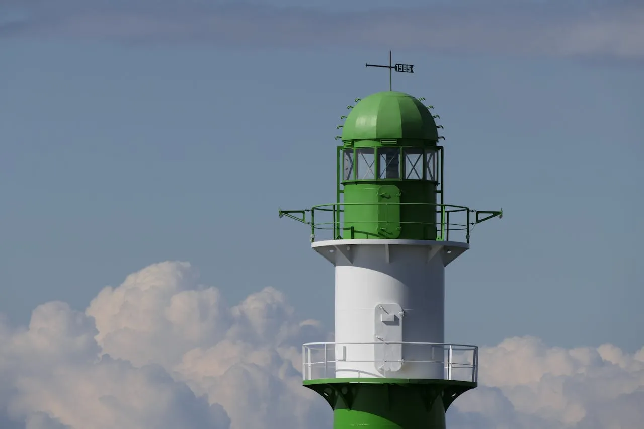 Leuchtturm vor Wolkenhimmel als Sinnbild für Orientierung